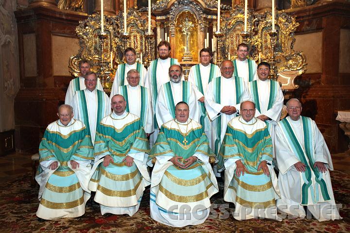 2010.08.28_20.11.24.jpg - Die Br�der, ehm, die Patres, ehm, Pardon: die HERREN nach der Pontifikalmesse (die Chorherren sind sehr drauf bedacht, korrekt angesprochen zu werden. ;)