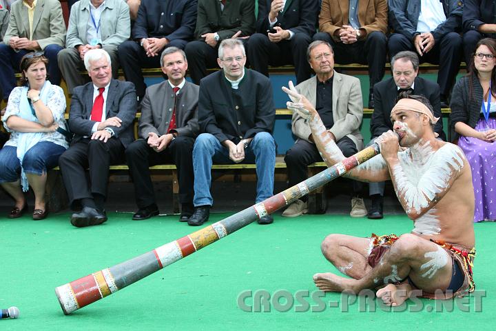 2010.08.28_14.10.22.jpg - Dhinawan Dreaming, Aboriginie-Botschafter, in der "Arena" bei der offiziellen Er�ffnung der Kindersommerspiele.