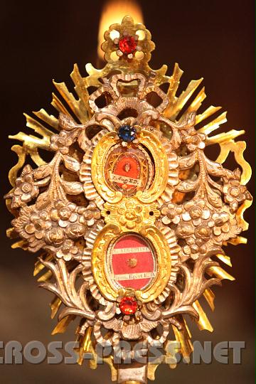 2010.08.27_19.31.23.jpg - Auch wenn die Reliquien wegen �bertreibungen im Mittelalter ein schlechtes Image haben, sind sie immer noch bewundernswerte handwerkliche Kunstwerke.