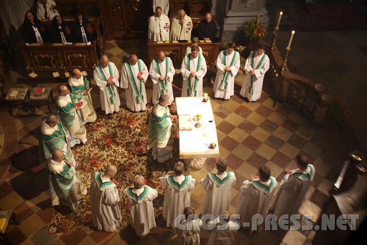 2010.08.28_19.33.41.jpg - Pontifikalmesse zu Ehren des hl. Augustinus mit Propst Maximilian F�rnsinn und Abt Columban Luser (G�ttweig).