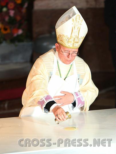 2010.09.12_12.15.06.jpg - DDr. Klaus K�ng salbt den neuen Altar mit Chrisam�l.