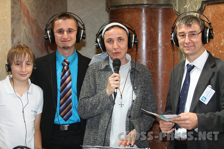 2010.09.12_10.57.44.jpg - Das Team von Radio Maria mit Mobilstudio bei der �bertragung der Festmesse.