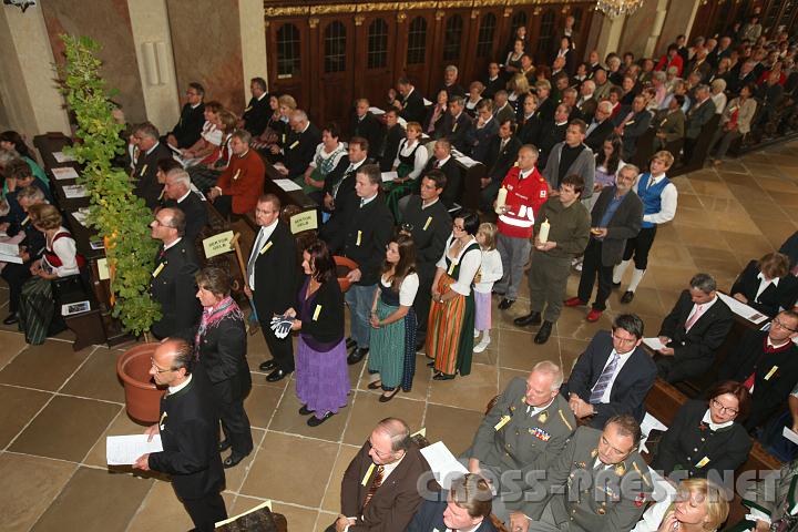2010.09.12_12.32.32.jpg - Von allen Teilen Nieder�sterreichs wurden Gaben gebracht. Aus dem Weinviertel eine Eiche, dem Industrieviertel ein Spaten, dem Waldviertel ein Topf Erde und aus dem Mostviertel Wasser.