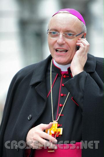 2010.11.15_15.49.06.jpg - Der "frischgebackene" Bischof �ivkovic.