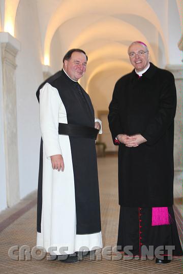 2010.11.15_16.59.47_01.jpg - Zwei liebevolle Geistliche, die ihre Berufung mit Freude aus�ben: P.Bernhard Vo�icky und Bischof �gidius �ivkovic.