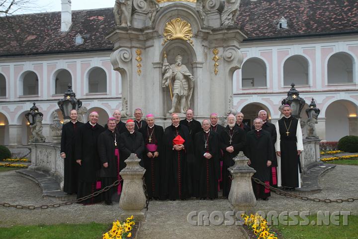 2010.11.15_16.48.23.jpg - Im Stiftshof vor der Statue des Hl.Leopold (http://www.heiligenlexikon.de/BiographienL/Leopold_III.htm), dem Schutzpatron Nieder�sterreichs und Gr�nder des Stiftes Heiligenkreuz an seinem Gedenktag.
