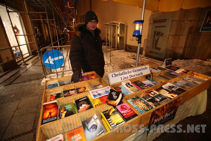 2010.12.04_17.46.32.jpg - Ein freikirchlicher Mitbruder der "Christlichen Gemeinde Linz Dornach" bei seinem B�cherstandl friert so wie wir.  ;)