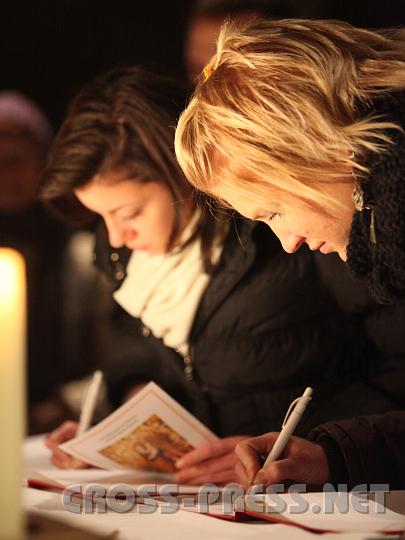 2010.12.07_22.42.17.jpg - Auf dem neuen Altar bezeugten die Jugendlichen ihre Weihe an Jesus durch Maria mit ihrer Unterschrift.