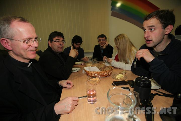 2011.02.19_21.38.19_01.jpg - Bischofssekretär DDr. Friedrich Brunnthaler (links) im Gespräch mit den Erlauftalern.