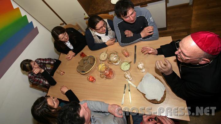 2011.02.19_21.37.05.jpg - Bischof Küng im Gespräch mit Jugendlichen bei der anschließenden Agape.