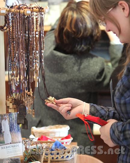 2011.05.07_15.47.11.jpg - Im Klosterladen der Gemeinschaft der Seligpreisungen gibt es bunte, selbstgebastelte Rosenkränze und Ikonen.
