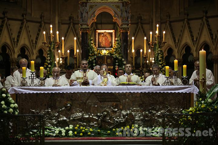 2011.06.03_19.54.12.jpg - Ein Dutzend Priester konzellebrierten die hl.Messe im Zagreber Dom am Abend vor der Ankunft des Papstes.