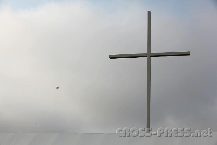 2011.06.05_07.39.24.jpg - In der Luft schwebt ein Videobalon.