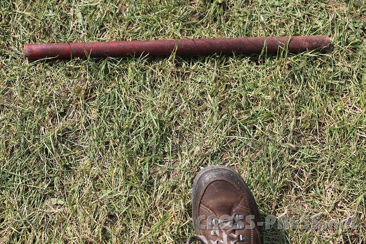 2011.06.05_09.59.08.jpg - Von wegen Sicherheit: während die Journalisten strengstens durchfilzt wurden und ihnen sogar ein schweizer Messer als Anhänger mit genau 2,5 cm Klinge abgenommen wurde, lag hier, nicht einmal 10 Meter von der Strecke wo der Papst gerade vorbeigefahren ist, eine schwere Eisenstange !  :(((