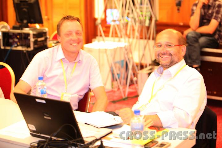 2011.06.05_13.55.26.jpg - Verschwitzt, verhungert, verdurstet, müde und unausgeschlafen aber glücklich zurück im Pressezentrum, Christoph Hurnaus, der österreichische "Papstfotograf" und Stephan Baier, Redakteur der deutschen Tagespost.