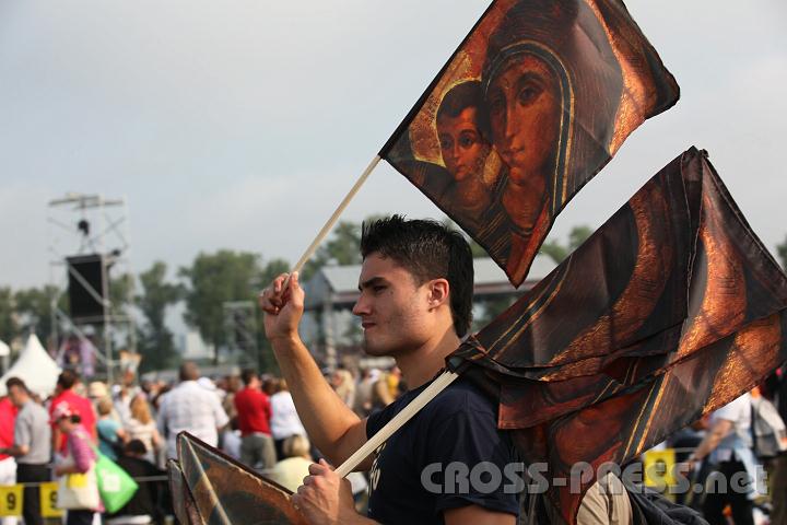 2011.06.05_08.23.04.jpg - Junger Mann und Seidenikonen.