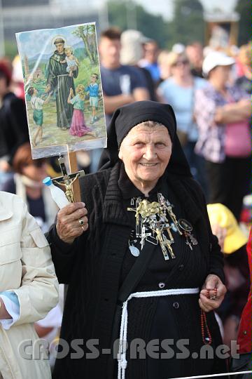 2011.06.05_08.25.08_01.jpg - Die Oma mit vielen Kreuzen ist eine Verehrerin von sveti Anto (hl.Antonius).