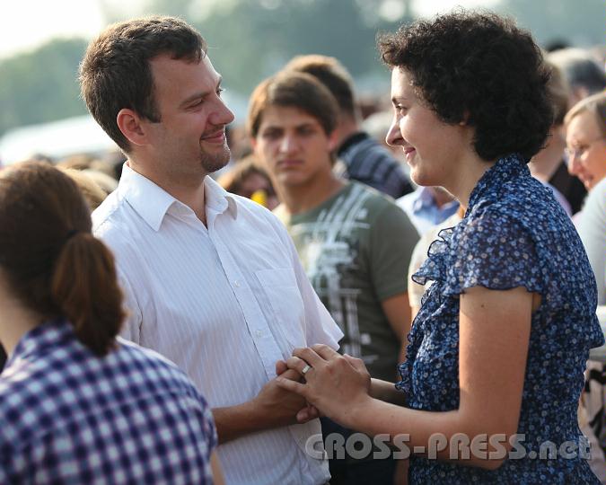 2011.06.05_08.26.35.jpg - Junges verliebtes Ehepaar erneuert ihr Liebesversprechen.