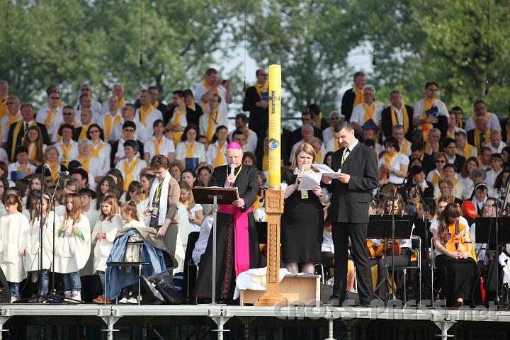 2011.06.05_08.40.46.jpg - Das Programm leiten abwechselnd die Familien und Geistlichen.