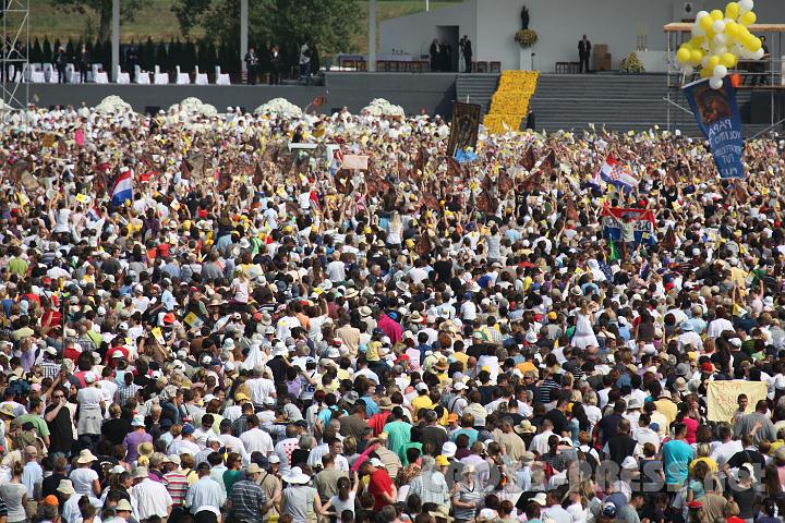 2011.06.05_09.51.47.jpg - Vor der Bühne, wo es gerade brodelt, fährt das Papamobil ein.