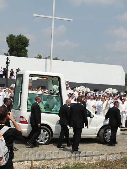2011.06.05_12.42.06.jpg - Papamobil der Extraklasse: statt dem üblichen Stern vorne, hat es diesmal ein Kreuz in der Mitte.  ;)