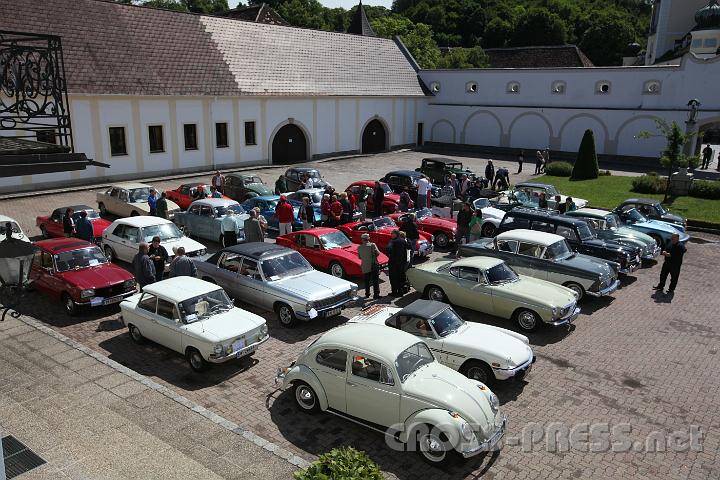 2011.06.19_10.46.26.jpg - Die Oldtimer kamen aber nicht zur Priesterweihe ...