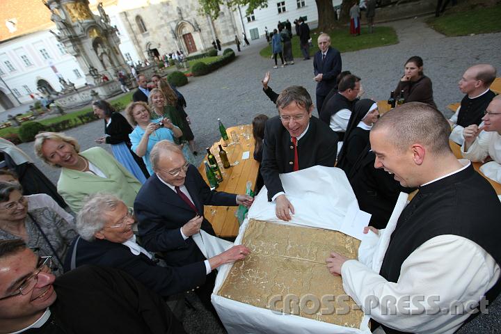 2011.06.19_19.47.25.jpg - P.Edmund freut sich über sein wertvolles Primizgeschenk, das Priestergewand.