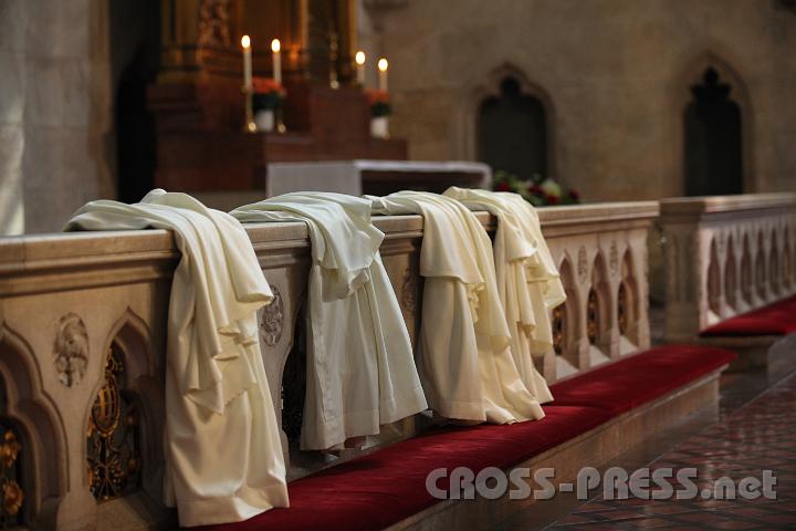 2011.08.15_14.55.02.jpg - Neue Mönchsgesänder warten auf "ewige" Professante.
