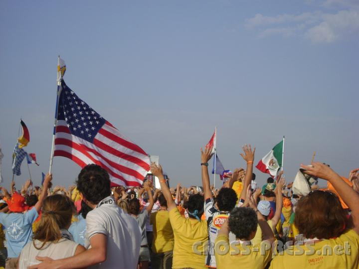2011.08.21_09.20.43.jpg - Ankunft des Papstes zur Abschlussmesse am Sonntag.
