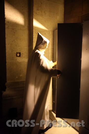 2012.04.05_20.01.22.jpg - Der Mönch öffnet das Portal zu einer anderen Dimension ? Nein, nur den Schalterkasten.  ;)