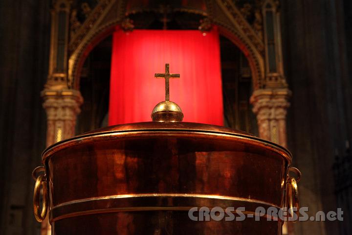 2012.04.07_17.42.36.jpg - Auch der "Taufkessel" freut sich schon auf die Osternacht und seinen Täufling.   ;)