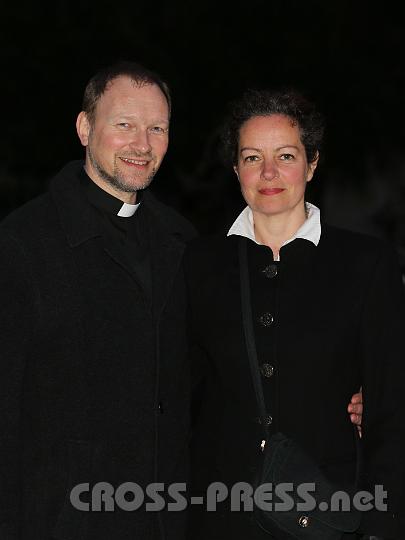2012.04.06_19.44.59.jpg - "Man and Woman in black". ;) Es sind das Ehepaar Petra und Markus Michael Riccabona. Sie ist Diözesanmitarbeiterin, er ist ständiger Diakon in der Stiftspfarre. So wie jetzt in der Karwoche, feiert er die Hochfeste in der Stiftskirche an der Seite des Abtes mit.