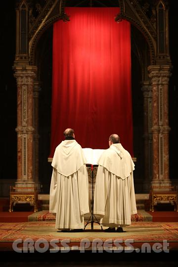 2012.04.05_19.57.15.jpg - Klagelieder wurden gesungen von P.Killian Müller und Prior P. Simeon Wester.