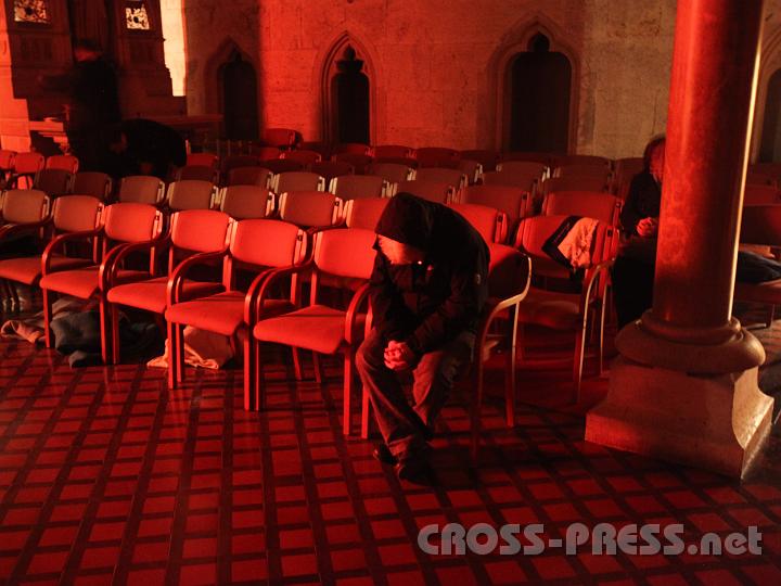 2012.04.05_20.07.40.jpg - Es sind ergreifend schwere Momente im Leben Jesu nach der Paschafeier mit seinen Freunden, die man nach der Liturgie in der stillen Stiftskirche bei der Kontemplation mitempfinden kann.
