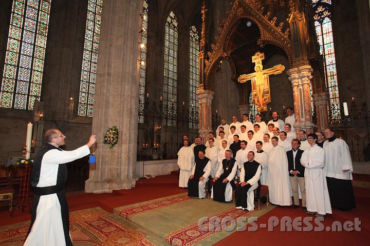 2012.04.08_10.59.55.jpg - P.Karl macht dem Fotografen Konkurrenz beim Konventfoto.  ;)