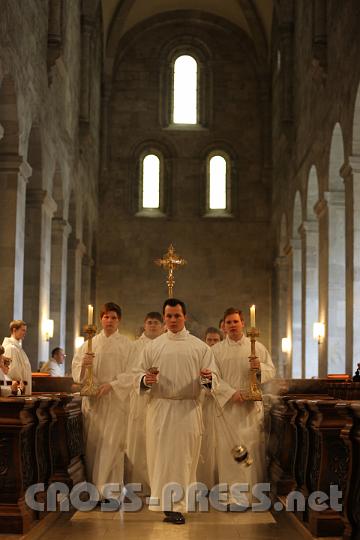 2012.04.08_09.02.34.jpg - Feierlicher Einzug in die Stiftskirche.