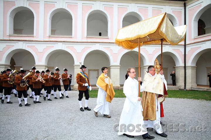 2012.04.08_10.27.37.jpg - Auferstehungsprozession durch den Stiftshof.