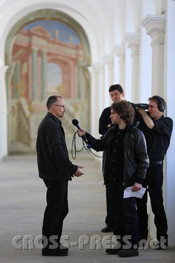 2012.04.27_16.22.07.jpg - Medien-Andrang ist in Heiligenkreuz der Alltag.
