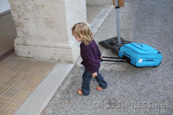 2012.04.27_19.41.24.jpg - Magdalena zieht ins Kloster ein.  :)