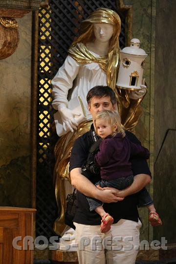 2012.04.27_18.44.33.jpg - Magdalena Letitia, die jüngste Tagungsteilnehmerin, war auch bei der Vesper mit dabei.   Denn früh übt sich ...  :)