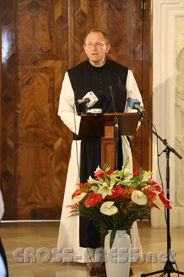 2012.04.27_14.21.59_02.jpg - Hochschulrektor P.Karl Wallner meinte in seinem Einleitungswort, dass unser Gott kein Gott ist, der sich versteckt, Er sagt nicht "Ich bin Gott, aber Psssst, sagt es nicht weiter !"   Sondern Er ist einer, der sich offenbart, also sind wir Gläubige auch berufen, durch Tat aber auch durch Wort im Internet von Ihm kund zu geben.   Und: "Die Neuevangelisierung wird es ohne das Netz nicht geben".