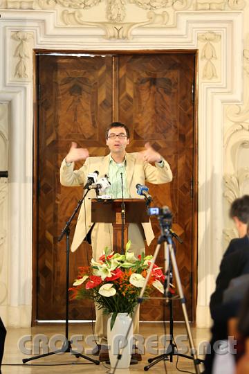 2012.04.27_15.32.26_02.jpg - Der deutsche Kulturjournalist Alexander Kissler legte bei seinem Vortrag Rahmenbedingungen fest, die für ein christliches Engagement im Internet notwendig sind. Wir müssen unsere christlichen Eigenschaften "Verlässlichkeit, Höflichkeit, Kompetenz und Persönlichkeit" in die Netzwerke einbringen, um so so ein "neues Ökosystem" im Netz zu schaffen, so wie es Papst Benedikt XVI. gefordert hat. Da schon 90 % der jungen Menschen bis 30 in sozialen Netzwerken aktiv sind, besteht für die Kirche kein ernsthafter Weg mehr vorbei an ihnen.