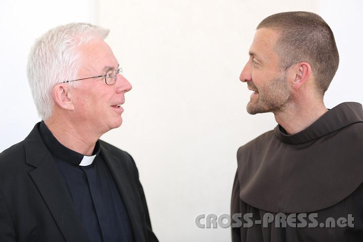 2012.04.27_15.56.23.jpg - Von Frater zu Frater.  ;)  Die Franziskaner Franz Lackner, Weihbischof, und Br. René Dorer, Jugendbeauftragter.