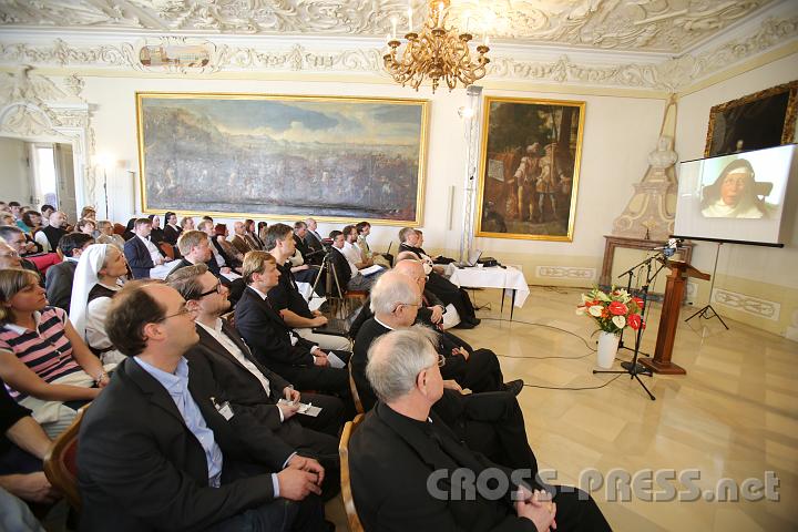 2012.04.27_16.13.54.jpg - Per Videobotschaft schaltete sich die verhinderte Referentin, Sr. Catherine Wybourne, ein.