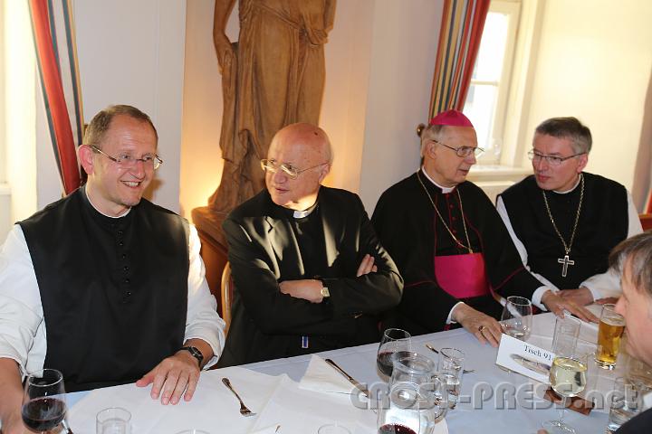 2012.04.27_19.13.53.jpg - Nach der Theorie über virtuelle Kommunikation geht es im Stifts-Restaurant um praktische Übungen in realer Kommunikation.   :)