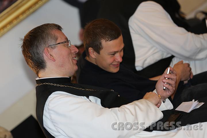 2012.04.28_08.29.20.jpg - Auch Äbte sind nicht immun gegen das Spielen mit dem Handy.  ;)