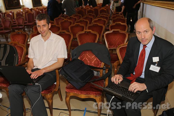 2012.04.28_12.43.14.jpg - Wenn die Veranstaltung zu Ende ist, fängt für Presseleute die harte Arbeit an.   Kathpress Webredakteur Dr. Henning Klingen und Pressechef der Diözese Wien, Dr. Michael Prüller.