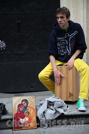 2012.06.08_20.01.08.jpg - Das "X Fest" fing mit einem Flashmob in der Landstraße an.