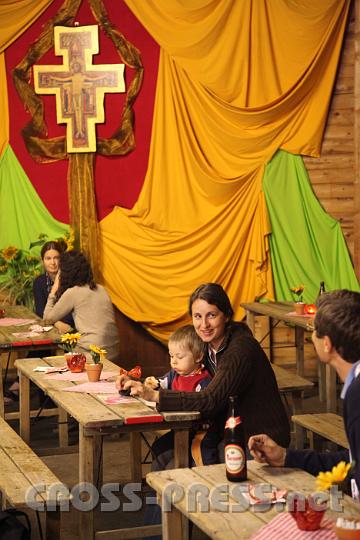 2012.07.17_21.27.30.jpg - Daneben machten es sich die Eltern in der Buschenschank gem�tlich.