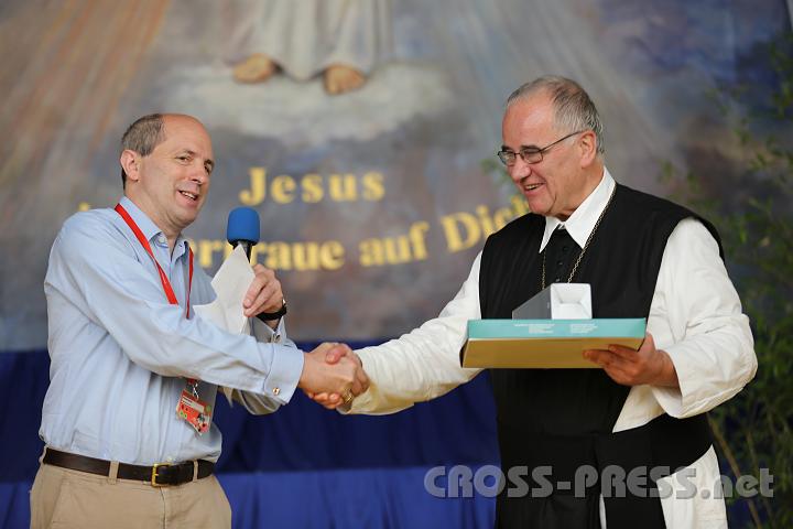 2012.07.20_09.28.31.jpg - Dr.Michael Prüller überreicht Abt Gregor ein Pöllauer Lebkuchenherz und eine Reisetrinkflasche.